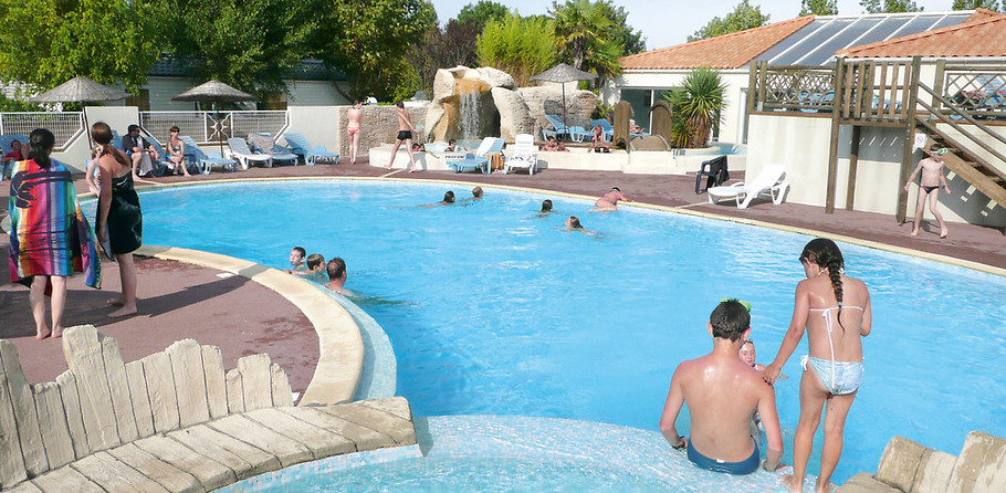 Venez découvrir les piscines du camping La Grand’ Métairie en Vendée…